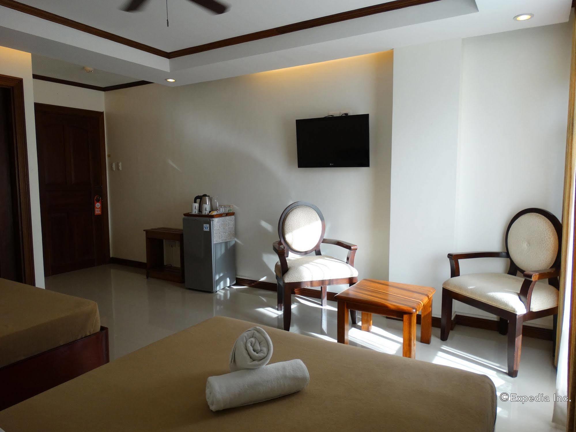 Ipil Suites Puerto Princesa Buitenkant foto